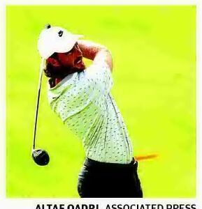 Fleetwood, Lowry in group tied for lead
