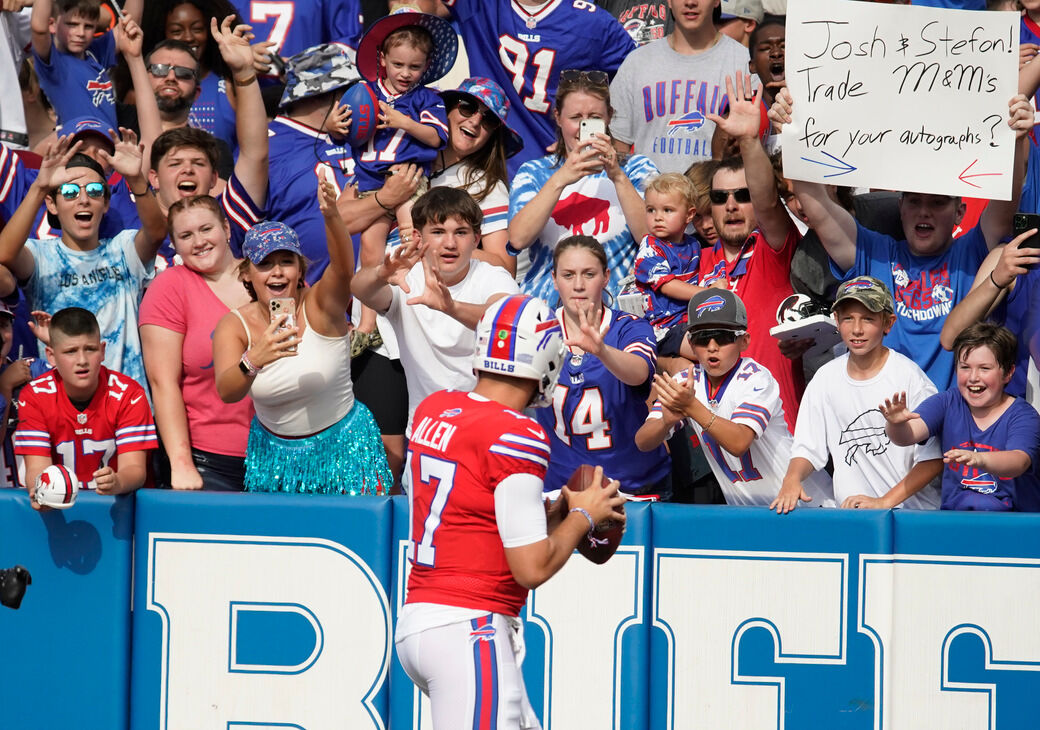 BILLS CAMP: Over 35,000 fans attend 'Return of the Blue and Red';  Observations from the sideline, Sports