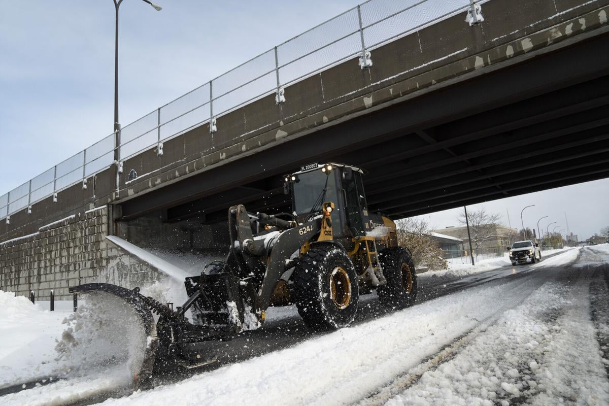 In Buffalo, Surviving Supercharged Snow Takes Planning and Plows - Bloomberg