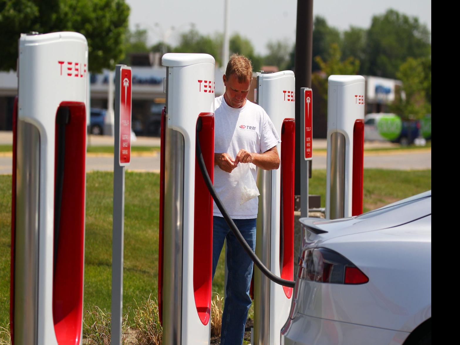 Tesla Owners Finally Get To Charge Up In Buffalo Business Local Buffalonews Com