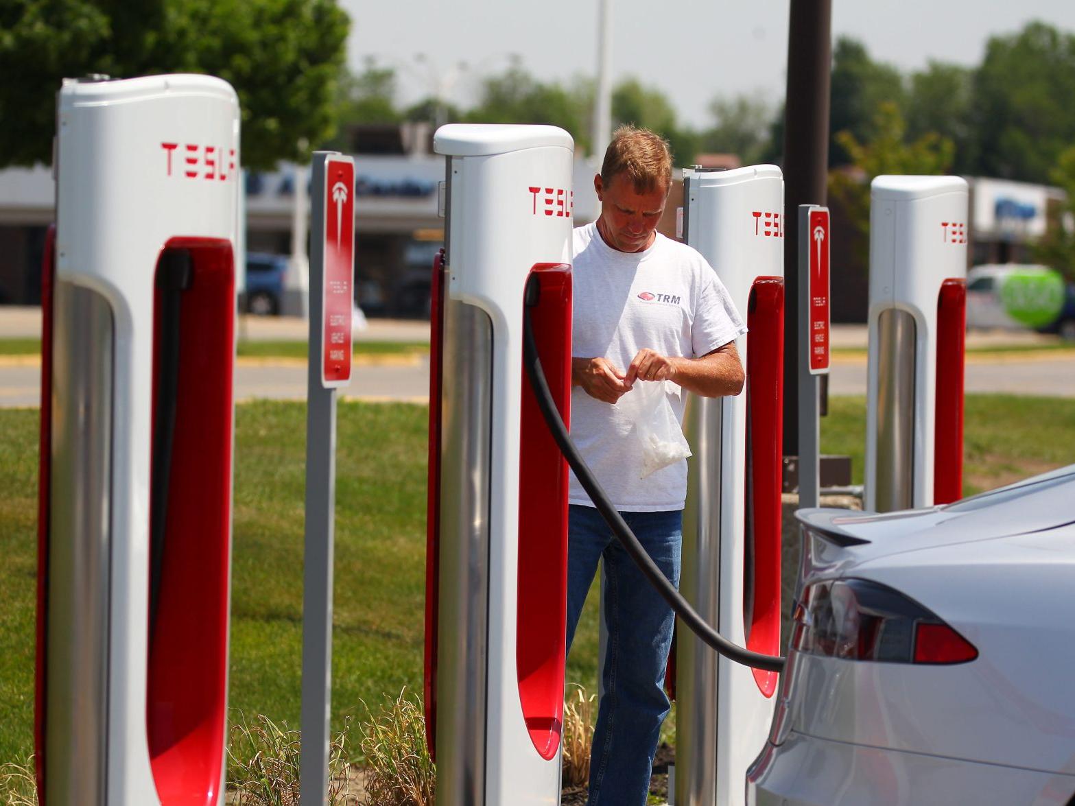 Tesla Owners Finally Get To Charge Up In Buffalo Business Local Buffalonews Com