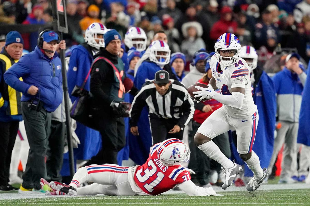 NFL playoffs: Josh Allen's huge night powers Bills' rout of Patriots - Los  Angeles Times