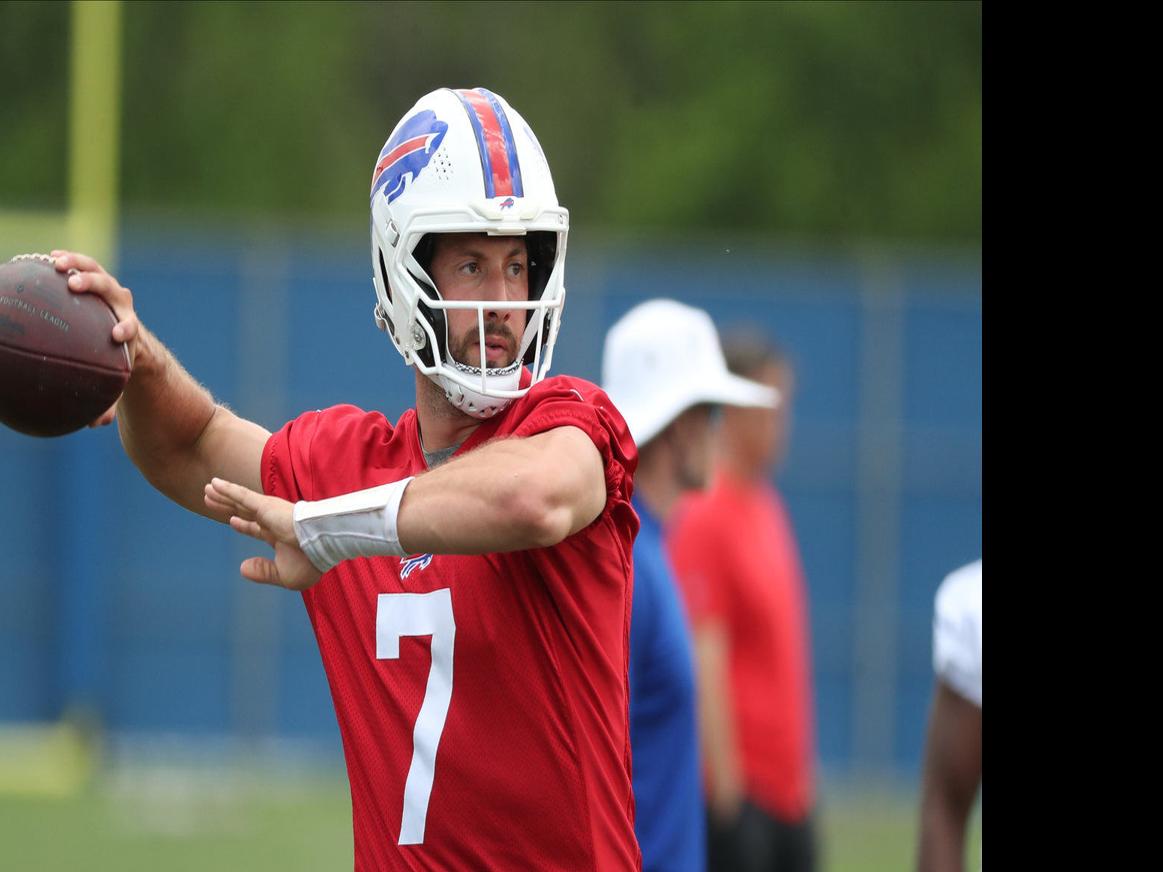 Davis Webb S Value To Bills Goes Beyond His Roster Status Buffalo Bills News Nfl Buffalonews Com