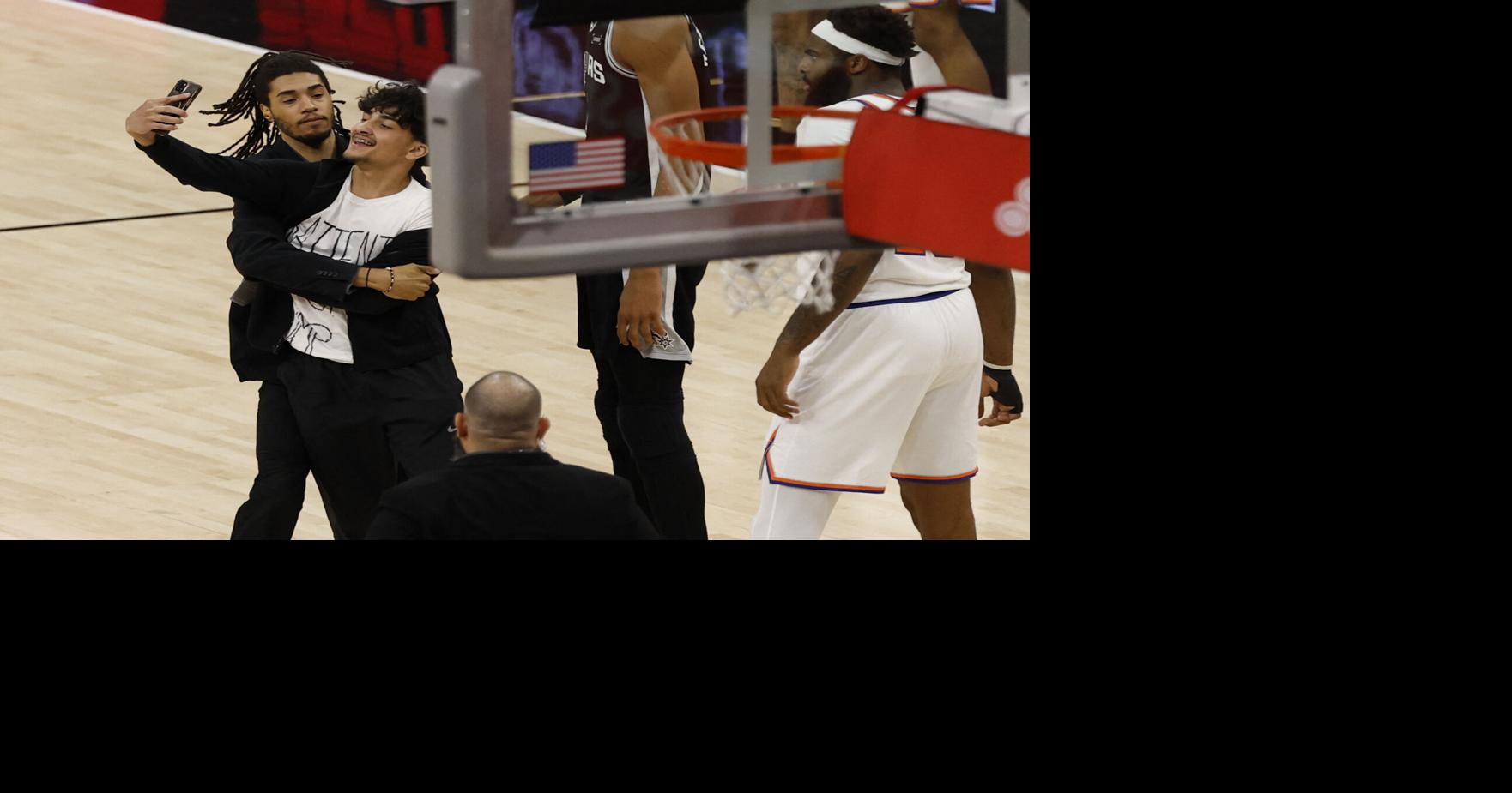 BASKETBALL-NBA-SAS-NYK/