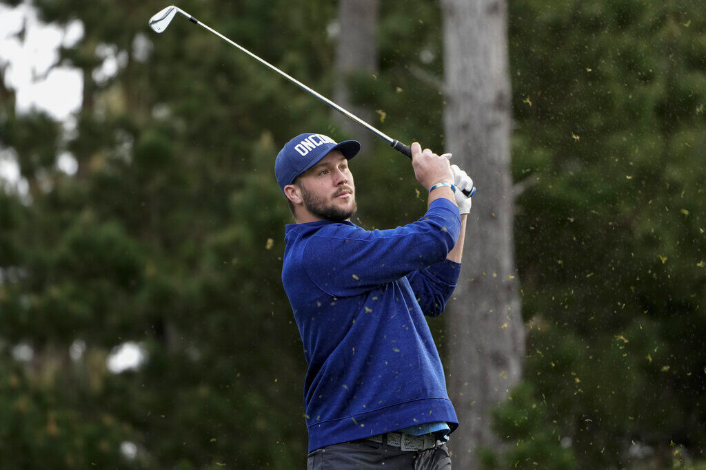 Aaron Rodgers busts out golf clubs, to play Pebble Beach Pro-Am