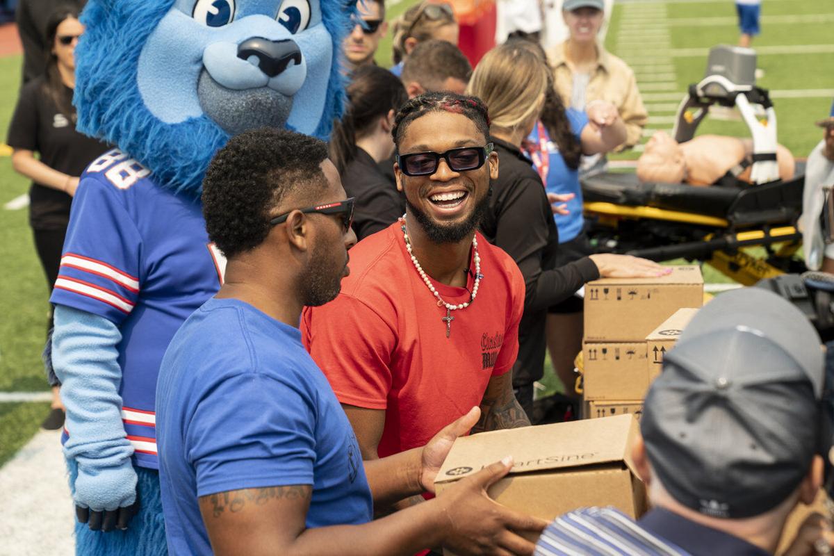 Buffalo Bills safety Damar Hamlin honored at Yankee Stadium, CPR training  class, American Heart Association - ABC7 New York