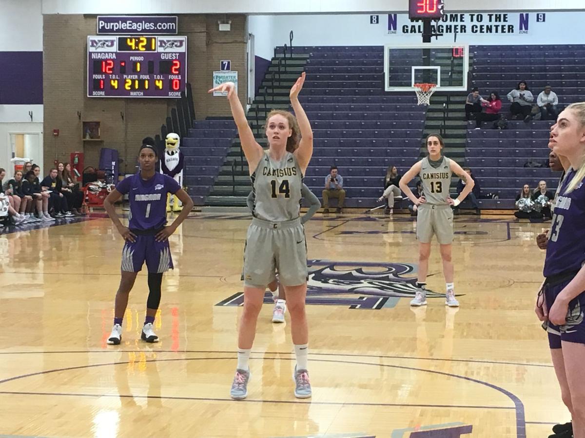Women S Basketball Moore S 30 Points Lead Niagara To Rout Of