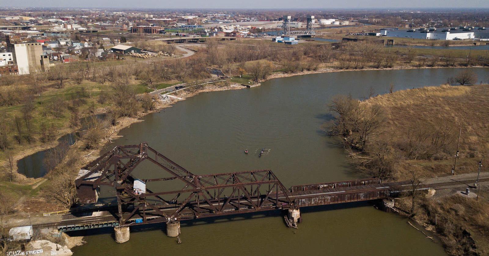 Trains hauling chemicals pass through Buffalo on old bridges - Vimarsana News