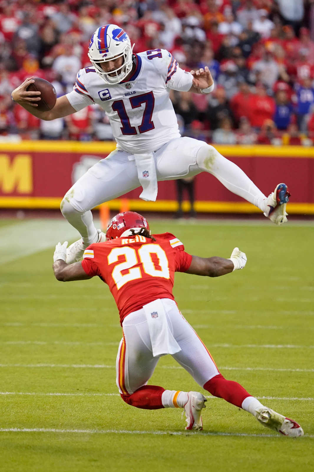 Josh Allen leaps for spectacular hurdle over Chiefs' L'Jarius Sneed