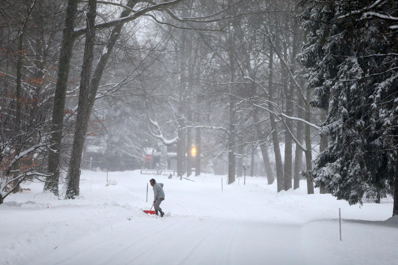 Tonawanda tops snowfall totals with 21 inches of snow; airport sets