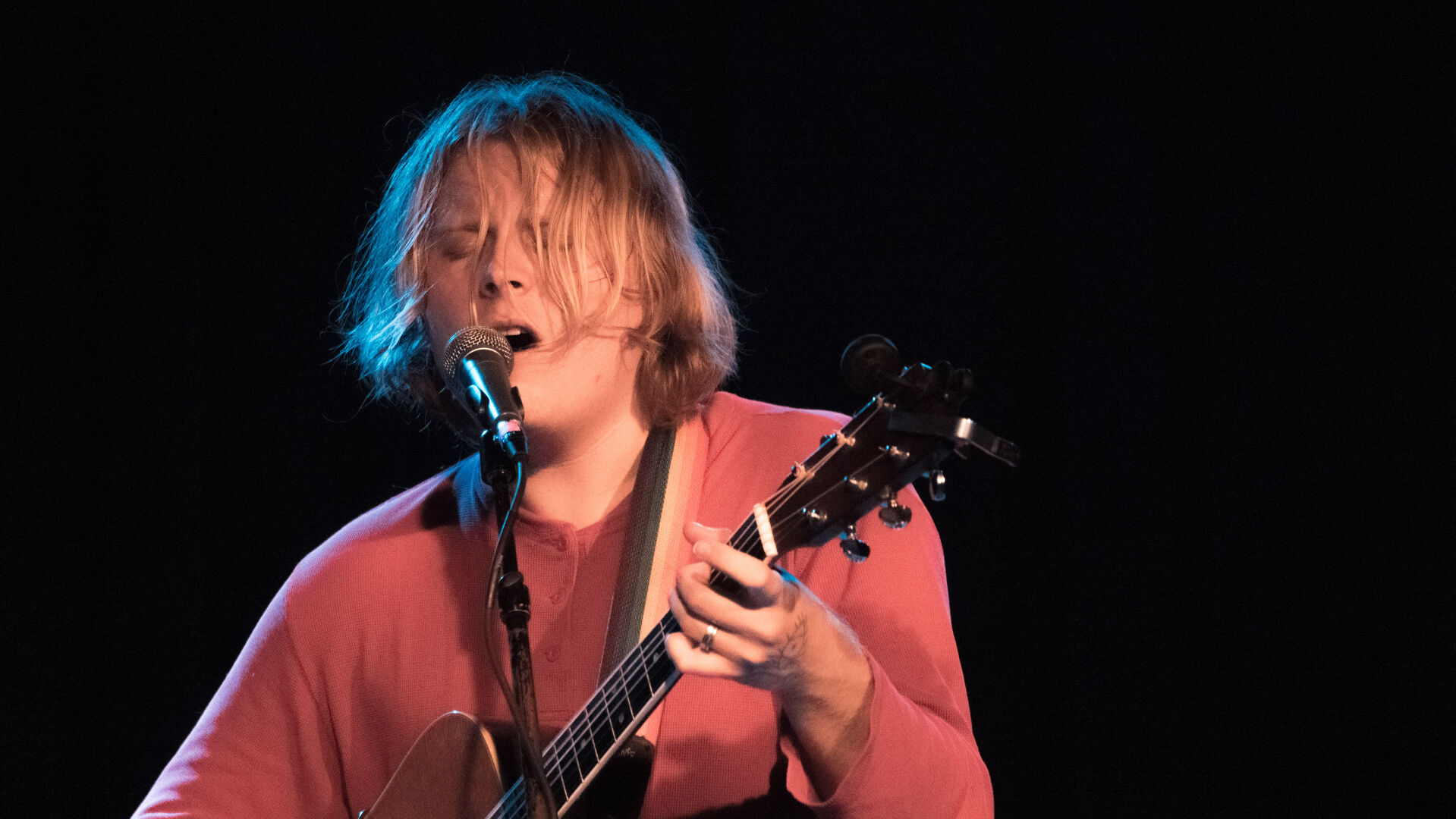 Psychedelic indie-rocker Segall performs masterful acoustic show