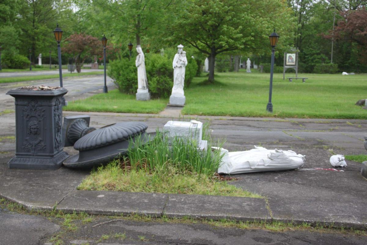 Statue Urns