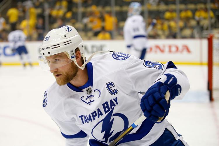 Steven Stamkos decides to stay with Lightning