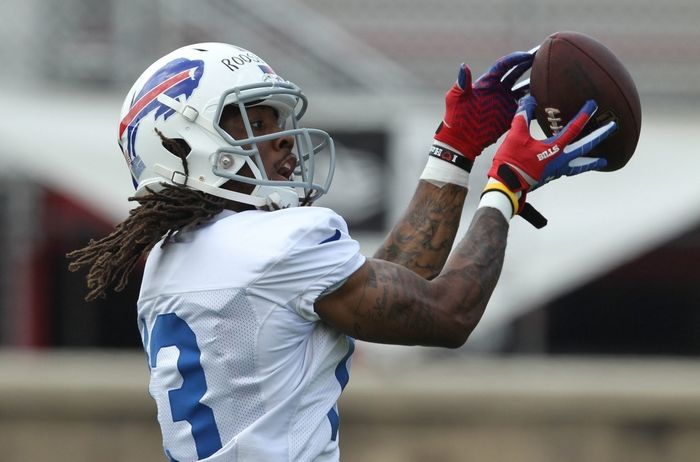 Buffalo Bills' Naaman Roosevelt (18) can't make the catch under