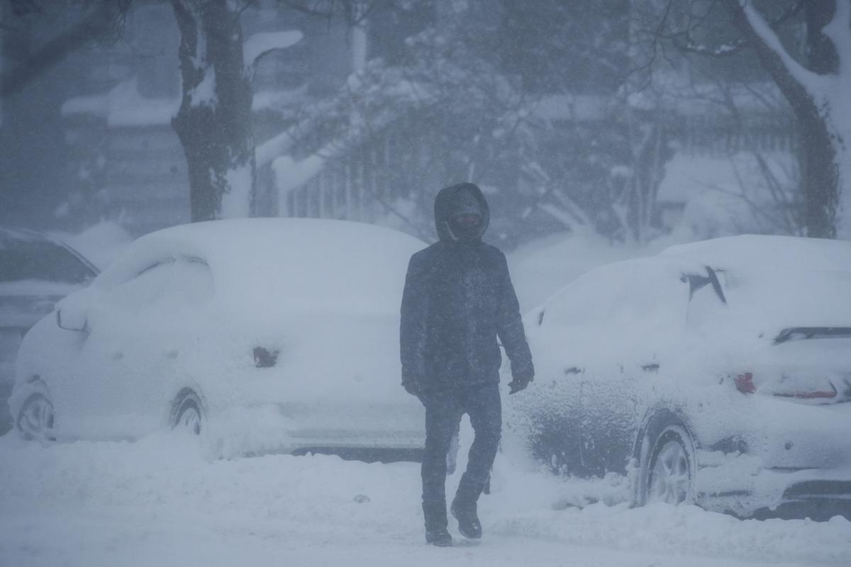 Western New York Hunkers Down As Blizzard Batters Region Local News Buffalonews Com