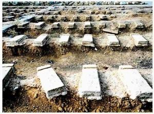 Desperate search for missing Syrians reveals mass graves
