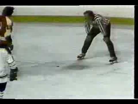 Philadelphia Flyers' Rick MacLeish skates around the goalie box News  Photo - Getty Images