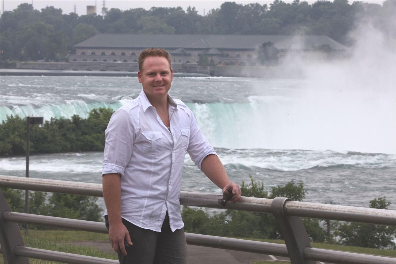 Nik Wallenda walks high wire over Niagara Falls ...