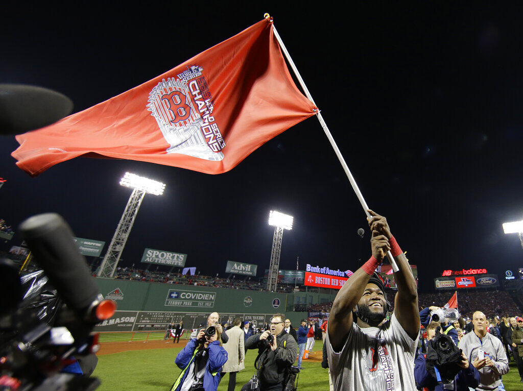 Manny leads Red Sox with American flag in 2004 