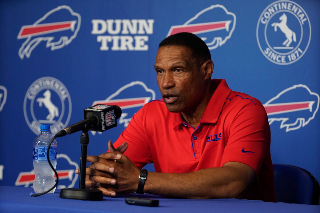 Bills defensive coordinator Leslie Frazier taking 2023 season off