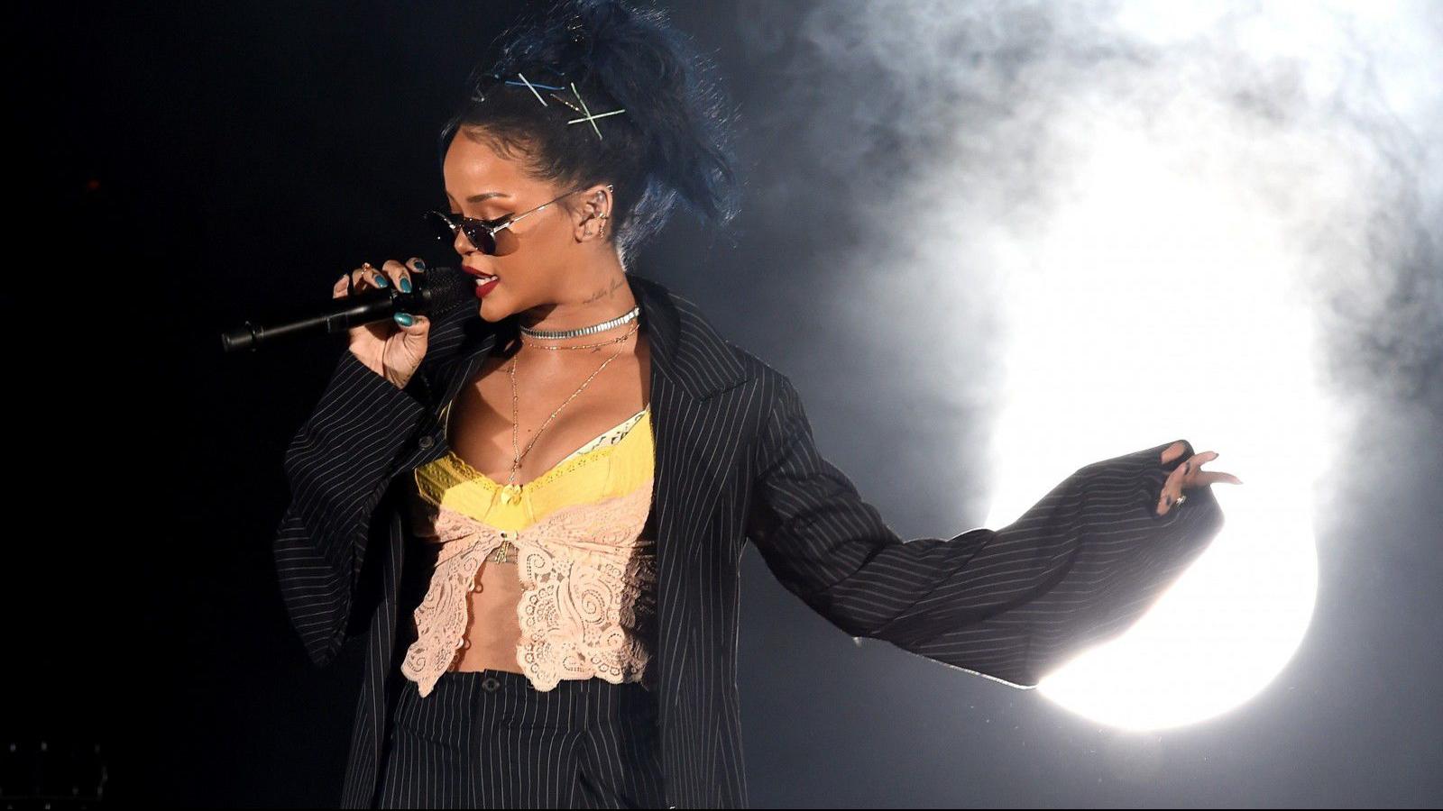 Rihanna Delivers The Goods To Fans Of Her Sultry Sizzle Music Buffalonews Com - kid cudi roblox id blox music