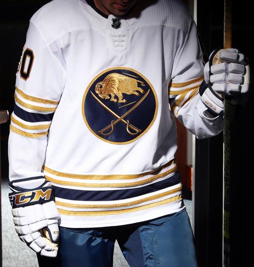 skrivestil Smuk Konsekvenser Sabres' 50th anniversary uniform features gold accents, white gloves | Buffalo  Sabres News | buffalonews.com