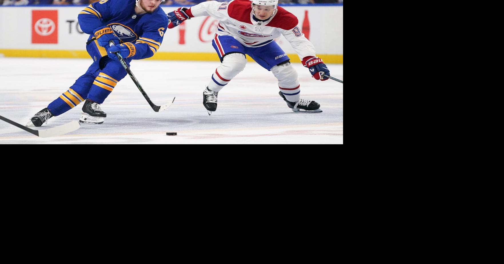 שחקני הוקי על הקרח במהלך משחק NHL
