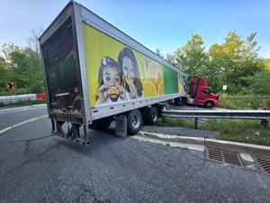Stuck rig closes down scenic ‘no heavy truck’ Caledon route days after safety blitz results in 52 charges