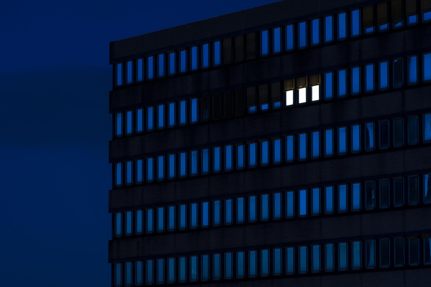 Capital & Main Germany, Dusseldorf, Lighted windows in office building