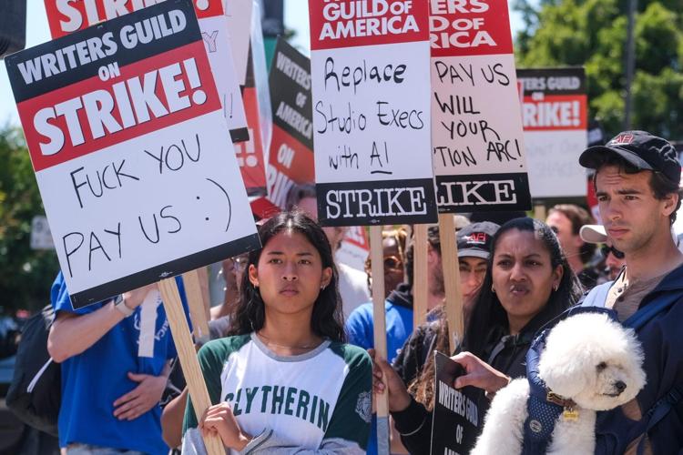 Members,Of,The,The,Writers,Guild,Of,America,(wga),Picket