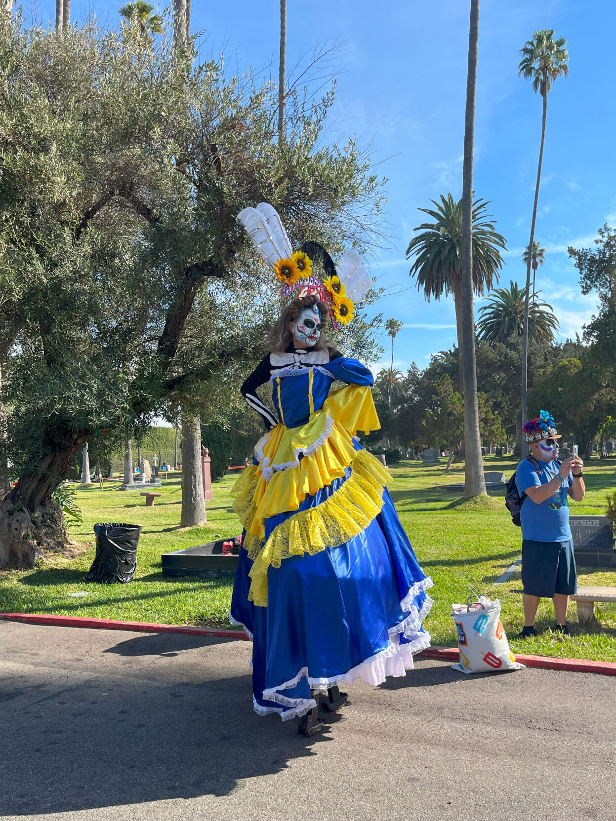 Individuals dressed up as calaveras could be seen throughout the Día de los Muertos event.