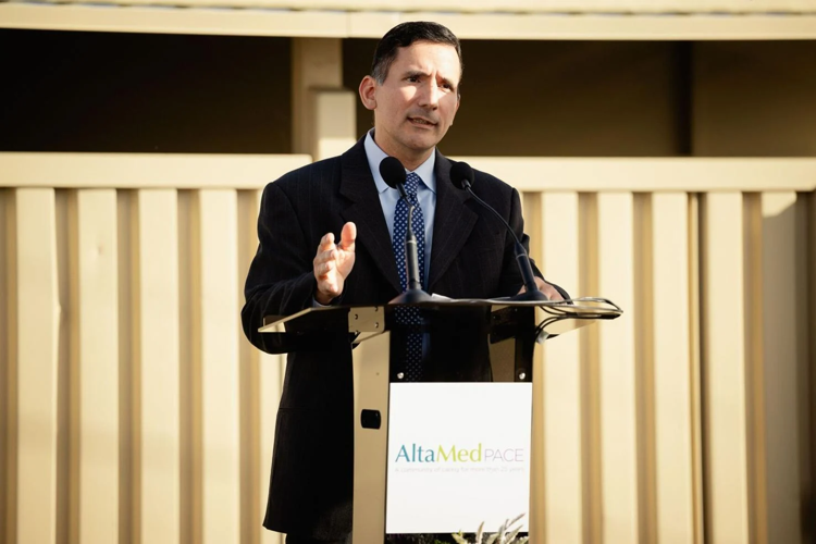 El Dr. Esiquio Casillas