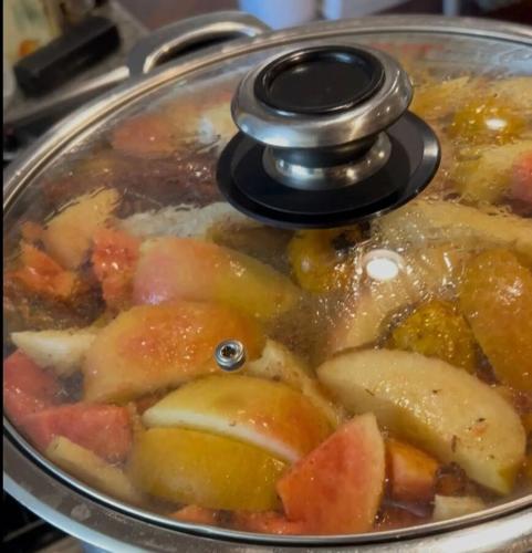 Fruit such as apples and guava can be seen through a clear lid inside a pot.