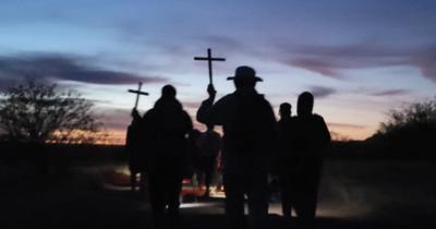 Activistas cruzan Desierto de Sonora en nombre de migrantes fallecidos intentando llegar a EEUU