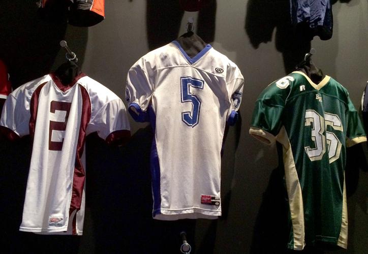 Mo'ne donates historic jersey to Hall of Fame