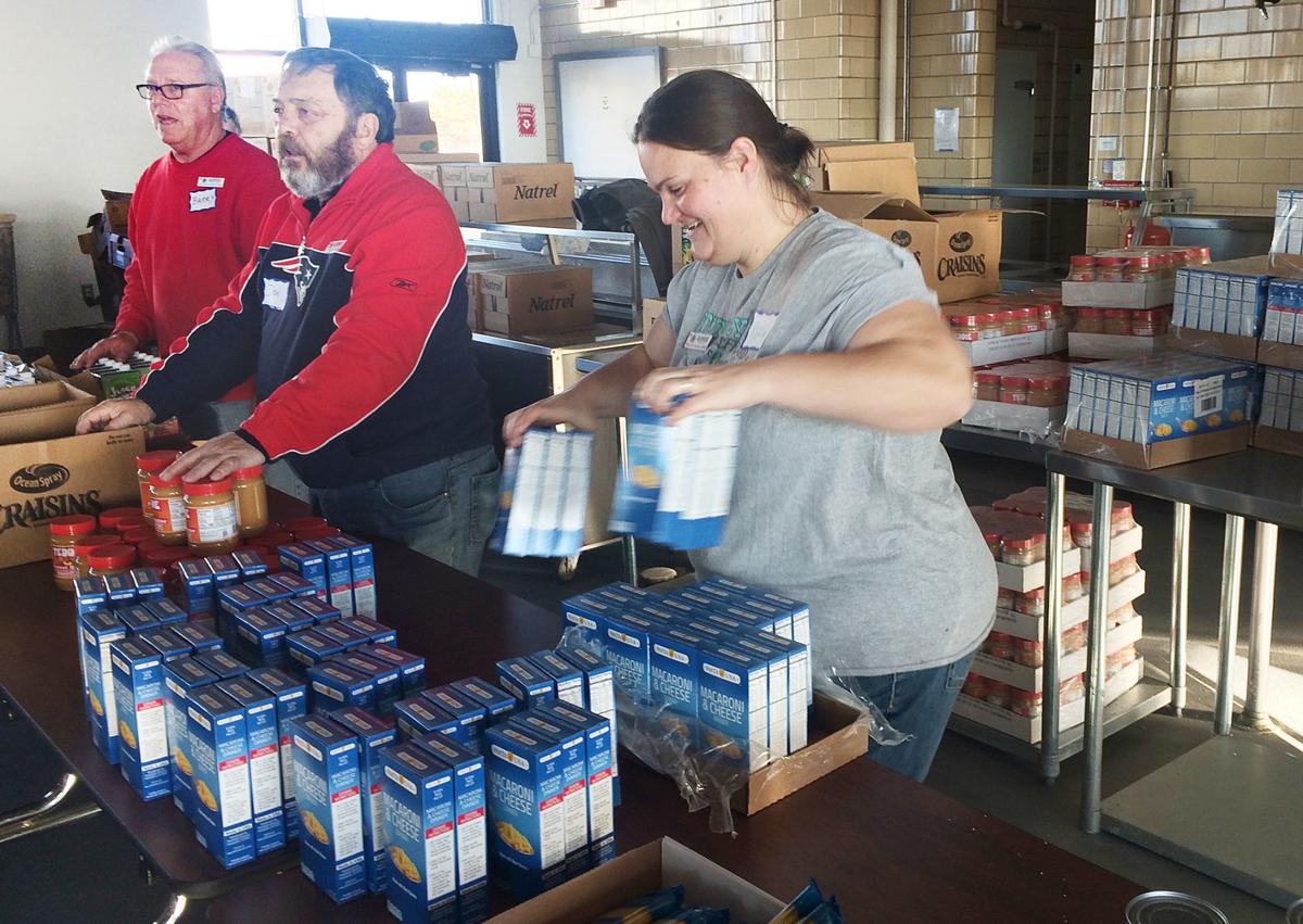 Military Families Volunteers Pack Fresh Market On Base