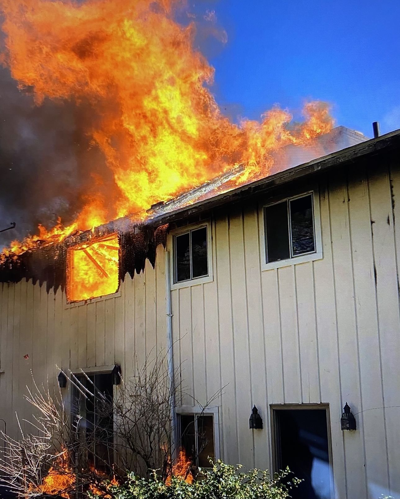 Firefighters Battle Wind-Driven House And Brush Fires - Vimarsana News