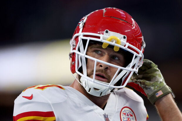 Kansas City Chiefs tight end Travis Kelce warms up before the