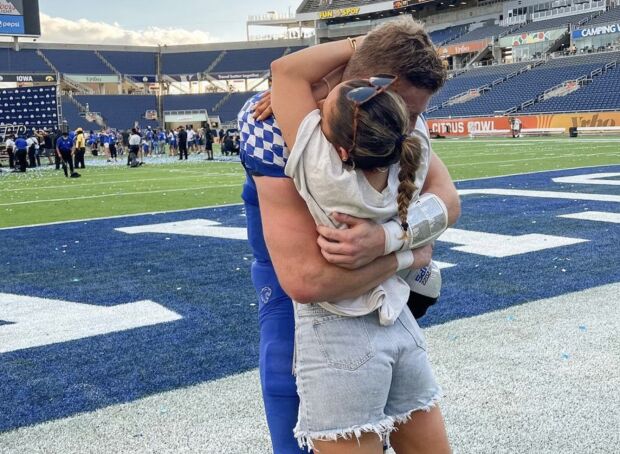 Look: Cowboys Cheerleader's Christmas Photo Going Viral - The Spun: What's  Trending In The Sports World Today