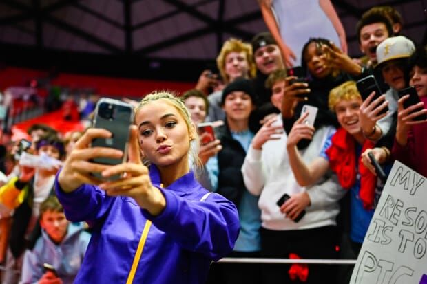 LSU Gymnast Olivia Dunne Shares Sexy Photo With Painting of Joe Burrow (PIC)