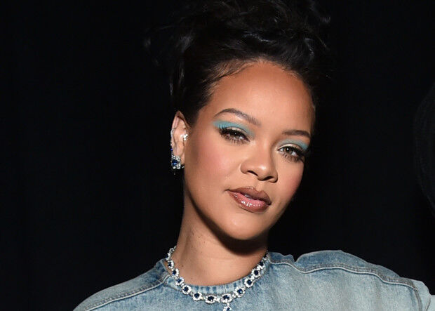 Rihanna, baby bump à l'air, elle ose le total look denim au défilé