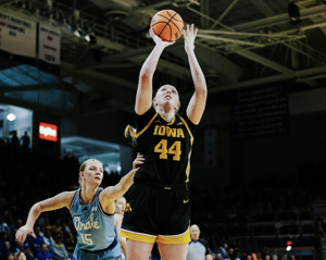 Hawkeyes Pull Away from Drake Late
