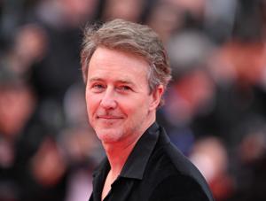‘The Invite’ Star Edward Norton Says Small Talk Is Tough While 'Illegal Army' Shoots Citizens
