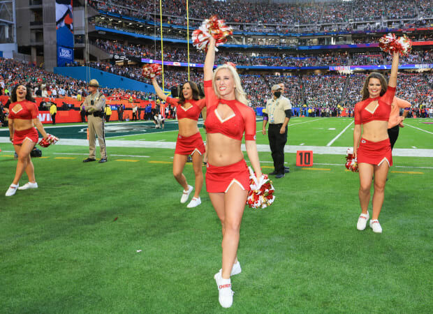 NFL World Reacts To The 49ers Cheerleader Photo - The Spun: What's