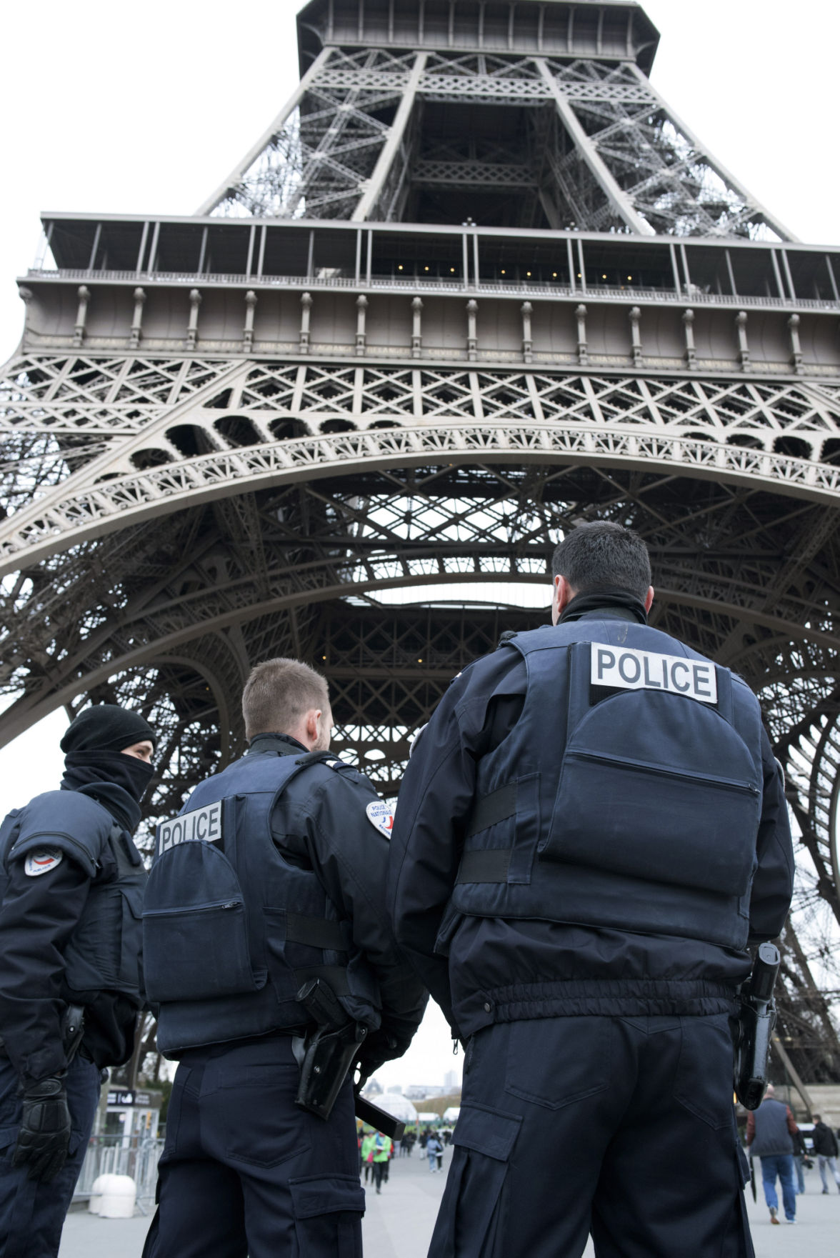 Eiffel Tower Goes Dark In Mourning 129 Dead In Terror Attacks | Local ...