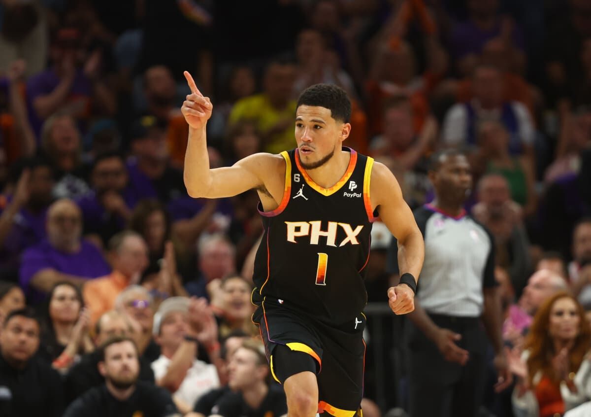 Download Phoenix Suns' Devin Booker Showing Off His New iPhone