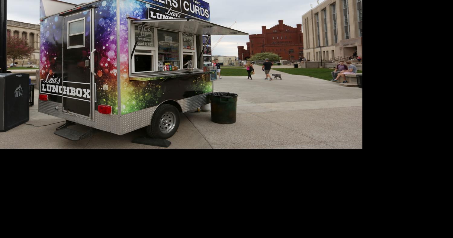 Madison considers phasing out latenight vending food carts over five