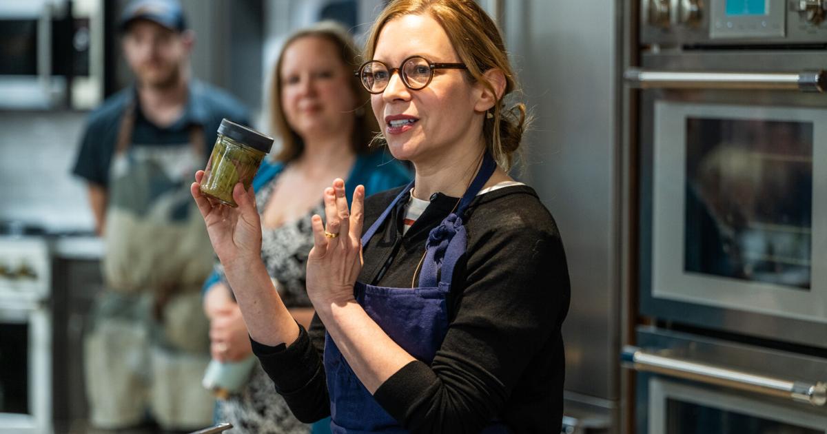 Amy Thielen prepara pastrami en Cooking with the Cap Times