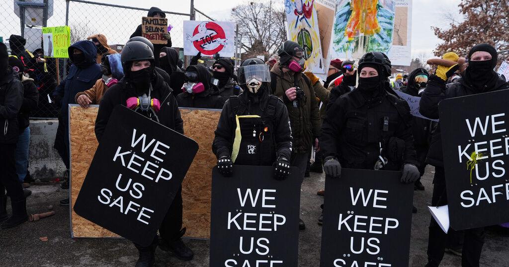 Minneapolis Resistance: How Locals Forced ICE to Withdraw & Demand Accountability - News Directory 3