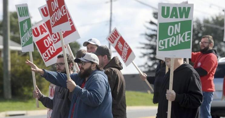 Workers at Mack Trucks reject contract and join the thousands of UAW picketers already on strike - Vimarsana News